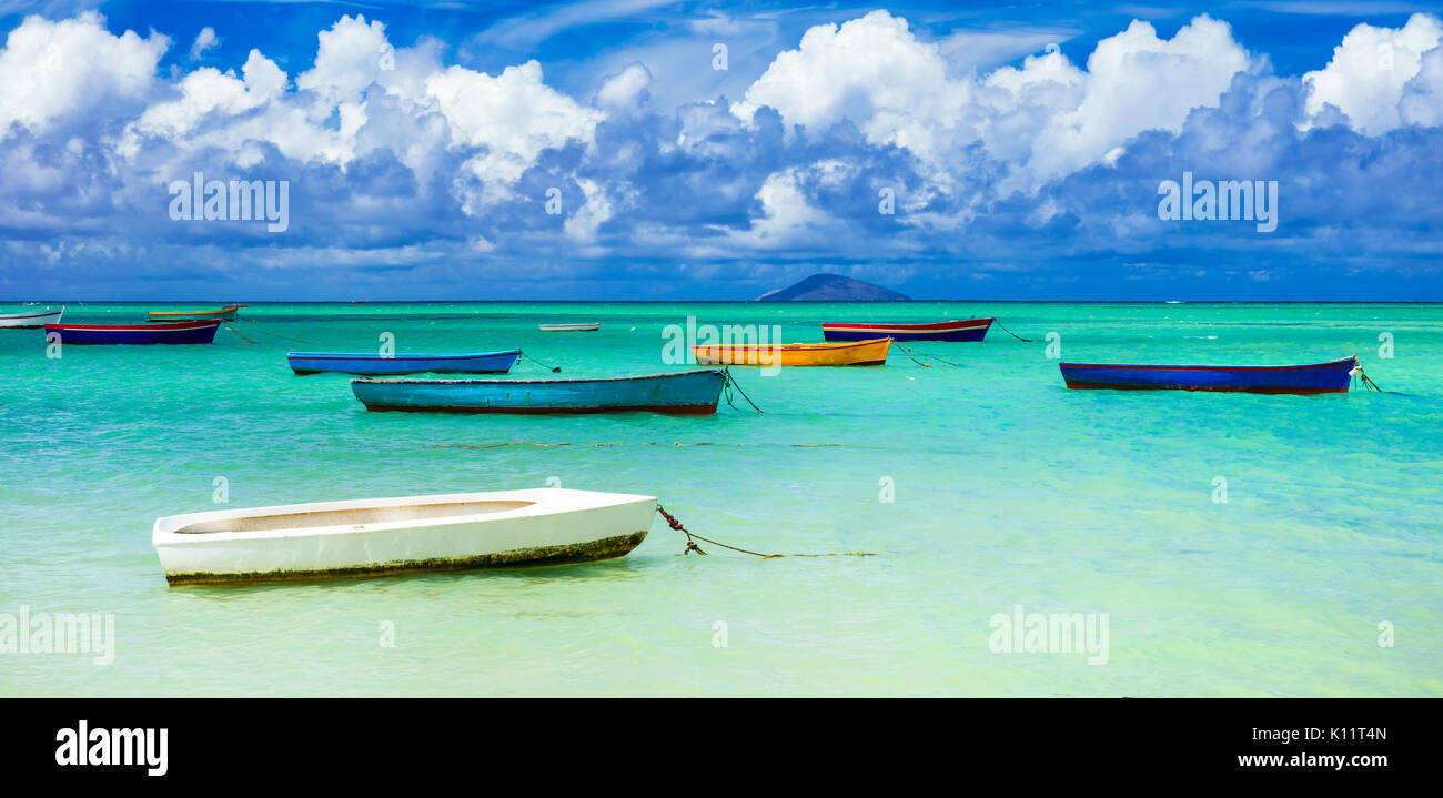 Azzurro mare e pesca in barca nelle isole Mauritius. Foto Stock