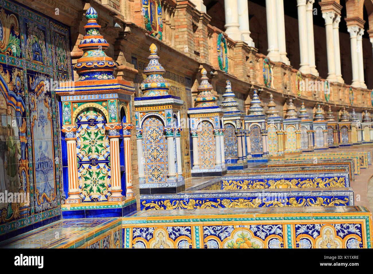 Le pareti piastrellate di Plaza de Espana (Piazza di Spagna) a Siviglia, in Andalusia, Spagna Foto Stock