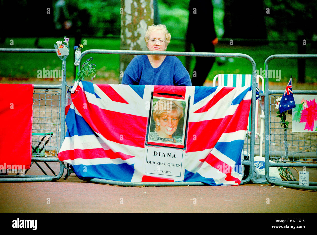 Londra, UK, 5 settembre, 1997. Funerali di Diana, principessa di Galles. Una donna è raffigurato in attesa del corteo funebre percorso il giorno prima il funerale della principessa Diana, molte persone è arrivato in anticipo al fine di assicurarsi un buon punto da cui partire per visualizzare il corteo funebre. Foto Stock