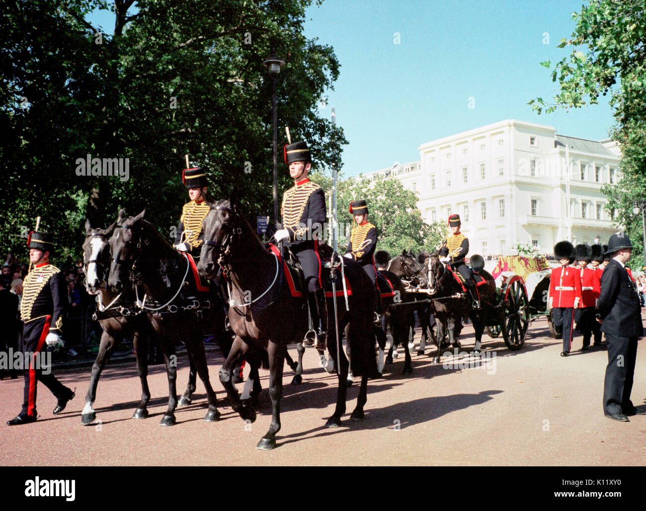 Londra, UK, 6 settembre, 1997. Funerali di Diana, principessa di Galles. La principessa Diana la bara drappeggiati con il royal standard è mostrato di essere trasportati su un carrello pistola accompagnato da otto membri delle guardie gallesi come il corteo funebre rende il modo lungo Horse Guards Road. Foto Stock