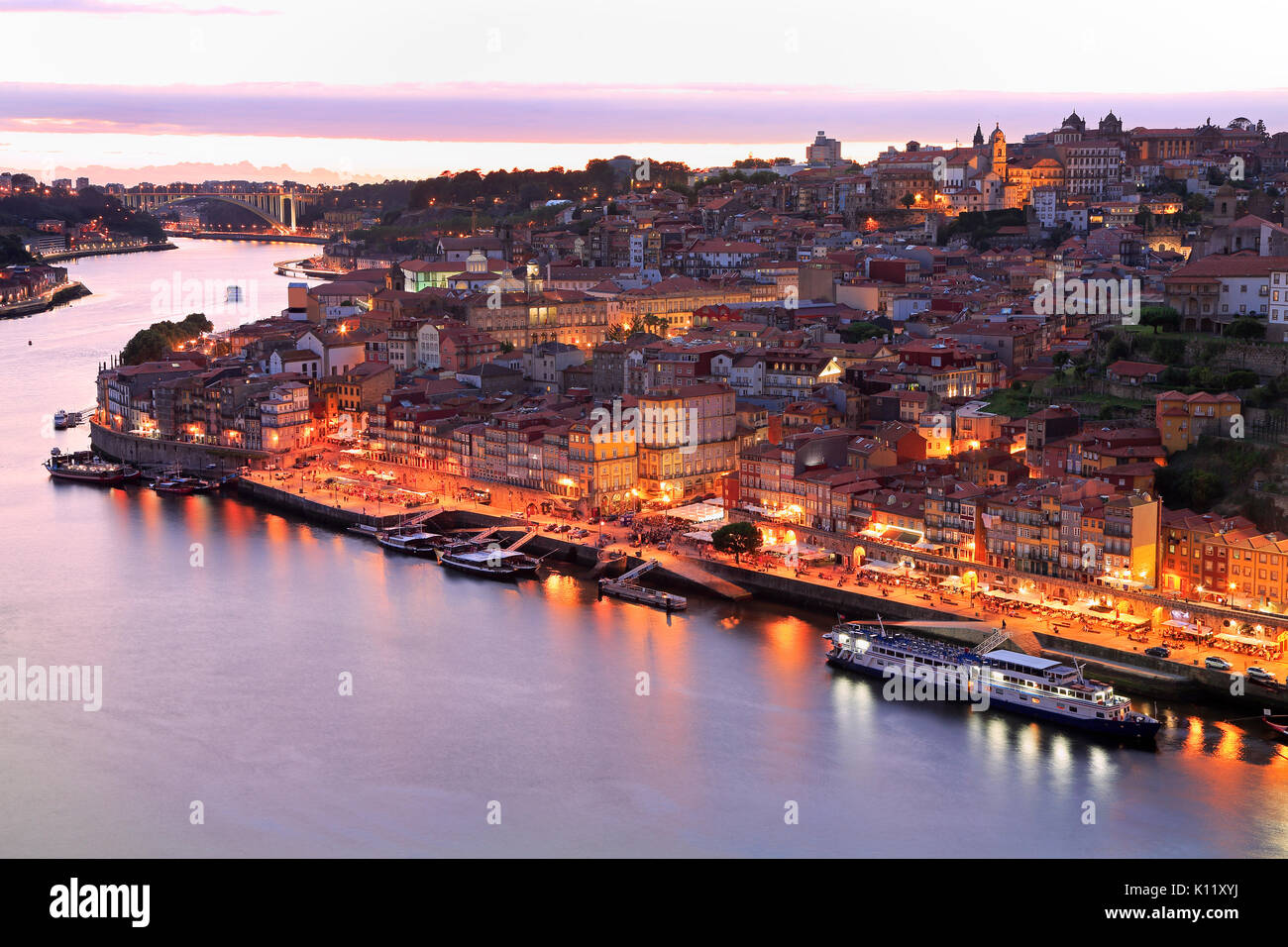 Porto skyline e fiume Douro accesa al crepuscolo, Portogallo Foto Stock