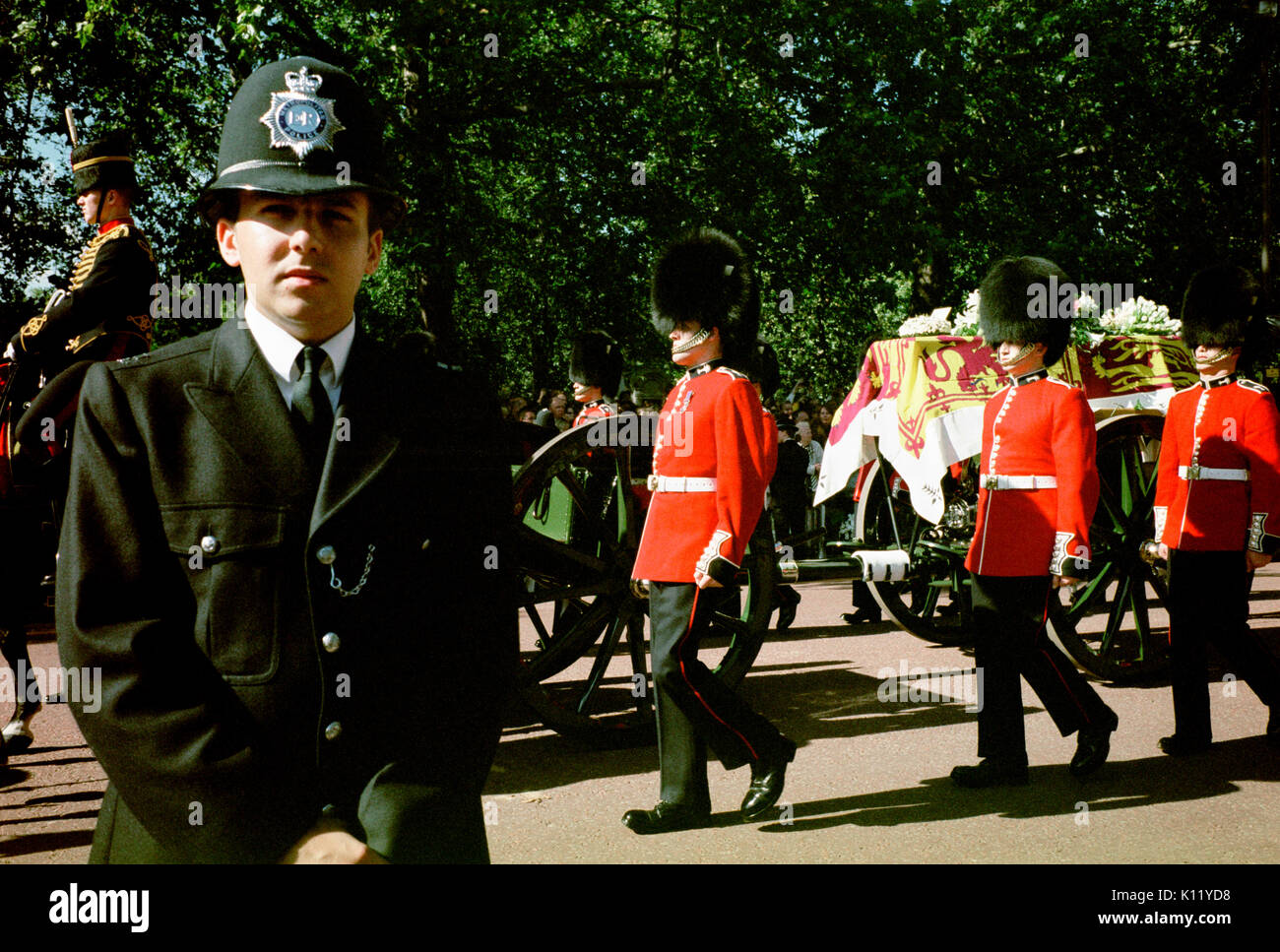 Londra, UK, 6 settembre, 1997. Funerali di Diana, principessa di Galles. La principessa Diana la bara drappeggiati con il royal standard è mostrato di essere trasportati su un carrello pistola accompagnato da otto membri delle guardie gallesi come il corteo funebre rende il modo lungo Horse Guards Road. Foto Stock