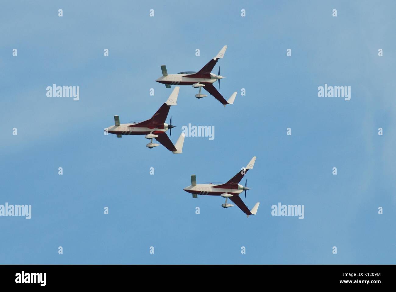 Patrouille Reva (Spazio Cavalieri), francese aerobatic team di visualizzazione, eseguire all'Airshow Airbourne a Eastbourne, Inghilterra il 11 agosto 2012. Foto Stock