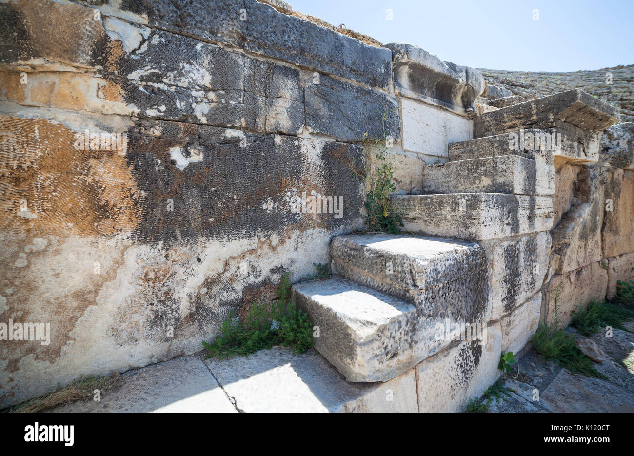 Gradini in pietra in antico anfiteatro in Pamukkale, Turchia Foto Stock