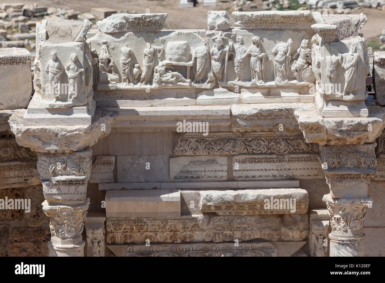 Frammento del portico del teatro antico in scena a Pamukkale, Turchia Foto Stock