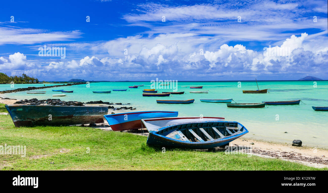Tradizionale barca da pesca in mare turchese,isola Mauritius. Foto Stock