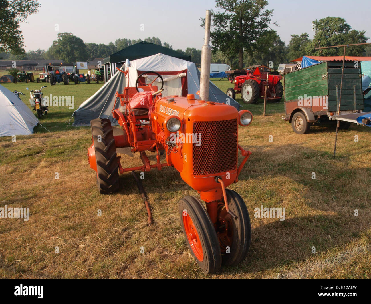 Un'immagine o un'illustrazione dettagliata dell'Allis Chalmers C 23, un modello di trattore prodotto da Allis-Chalmers a metà del XX secolo, che mostra il suo design e le sue caratteristiche meccaniche. Foto Stock