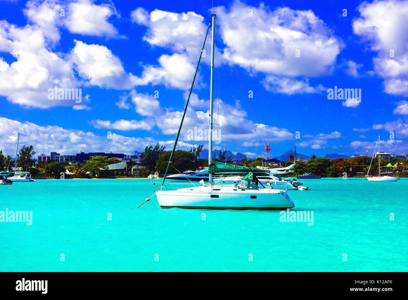 Natura incredibile in isola Maurizio,viewwith catamarano di lusso e mare turchese. Foto Stock