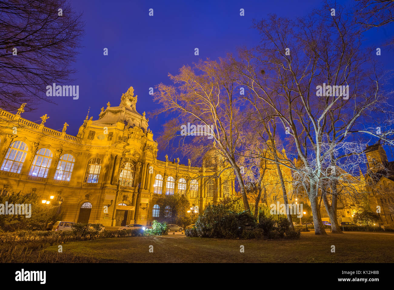 Budapest, Ungheria - La bella illuminata casta Vajdahunyad nel parco della città di Budapest a blue ora Foto Stock