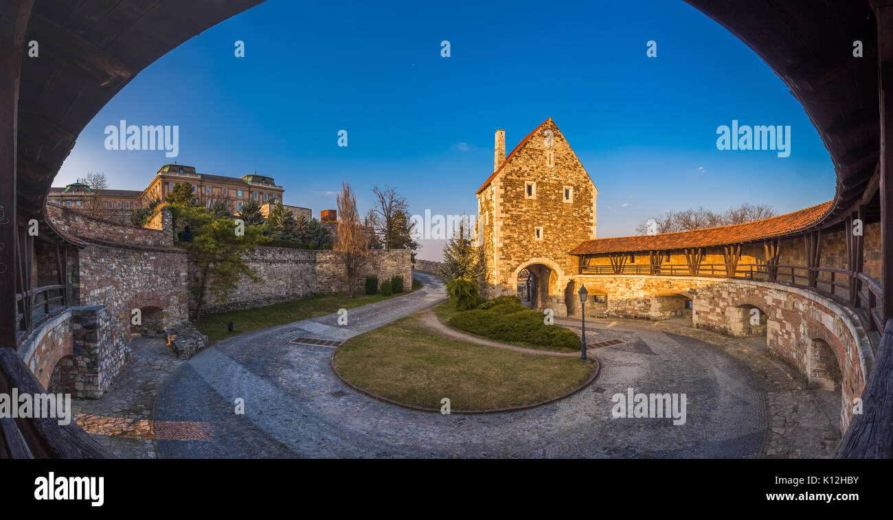 Budapest, Ungheria - il bellissimo Castello di Buda e la rondella del sud al tramonto con il cielo blu Foto Stock