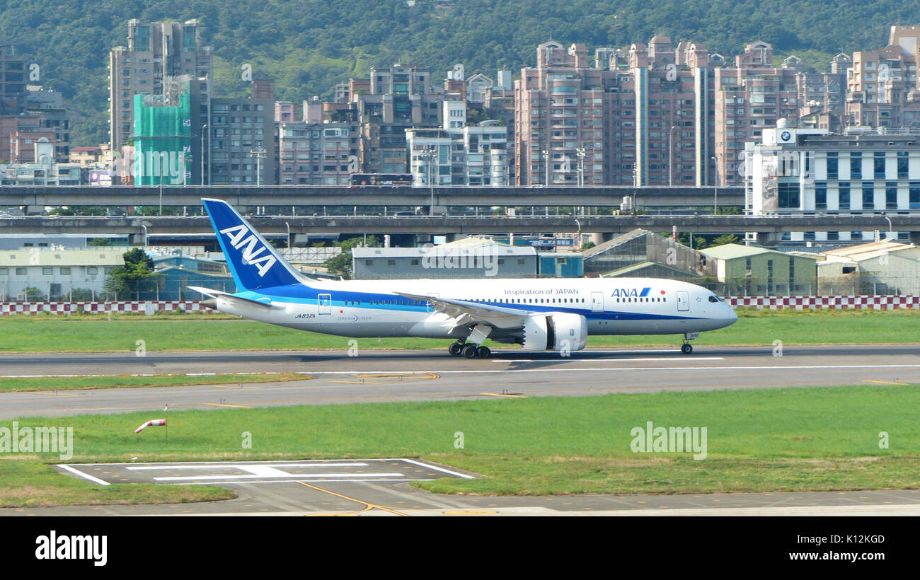 ANA Boeing 787 8 JA832un atterraggio giù Taipei Aeroporto Songshan pista 20160821a Foto Stock