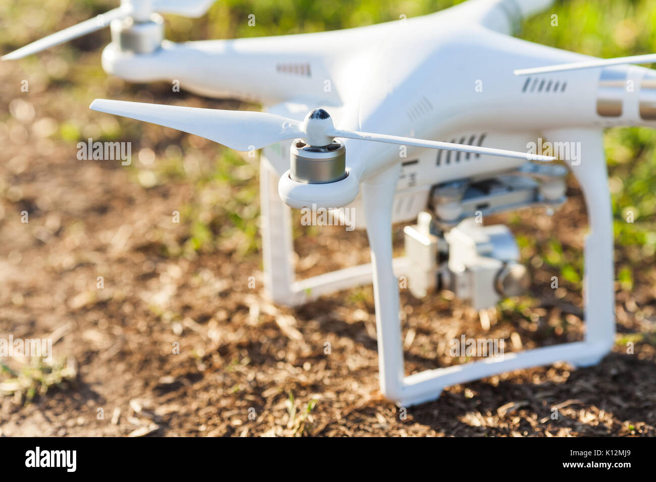 RUSSIA, Rostov-on-Don - Aprile 20, 2017: closeup sul bianco moderno drone sulla superficie terrestre, high-tech miracolo è in attesa per il volo e riprese ad alta qual Foto Stock