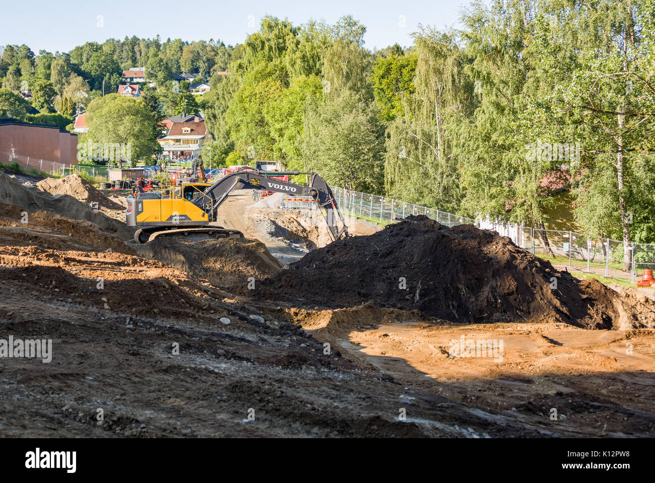 Per impieghi pesanti Volvo EC250EL escavatore di scavo e di movimentazione delle pile di topsoil in cantiere prima di costruzione modello di rilascio: No. Proprietà di rilascio: No. Foto Stock