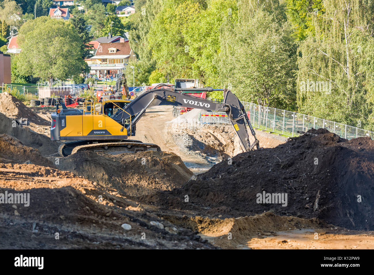 Per impieghi pesanti Volvo EC250EL escavatore di scavo e di movimentazione delle pile di topsoil in cantiere prima di costruzione modello di rilascio: No. Proprietà di rilascio: No. Foto Stock