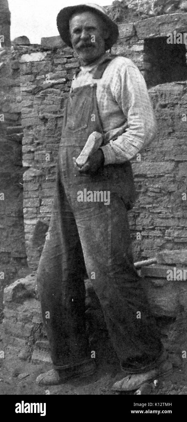 Jack Lavery, ripristinando in frantumi le pareti in muratura del Pueblo Bonito, Chaco Culture National Historical Park, New Mexico settentrionale, 1922. Foto Stock