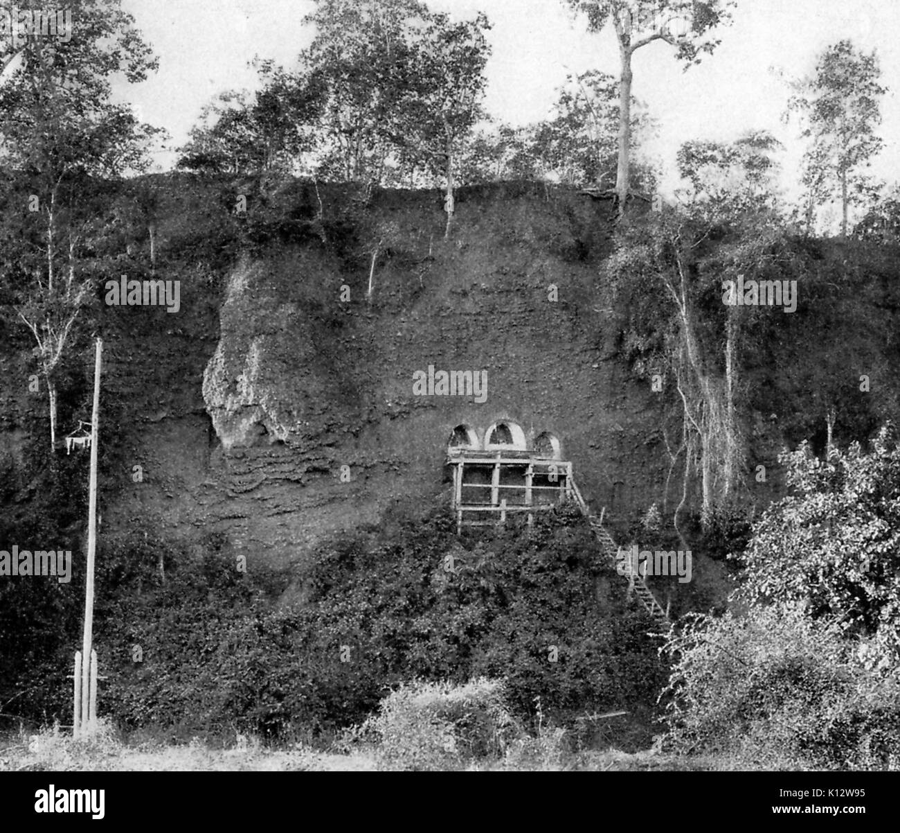 Sam Gnow, o tre ombre del Buddha, vicino Raneng sul Meh fiume Ping, un altare scavato sul fianco di una collina, Myanmar (Birmania), 1922. Foto Stock