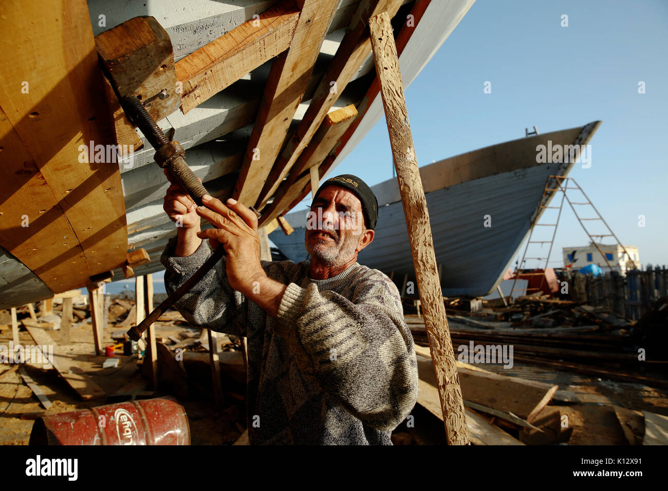 Un costruttore di barca veli il suo commercio nel porto di Essaouira in Marocco. Foto : © Luca MacGregor +44 (0) 79 79 74 50 30 luca macgregor@hotm Foto Stock