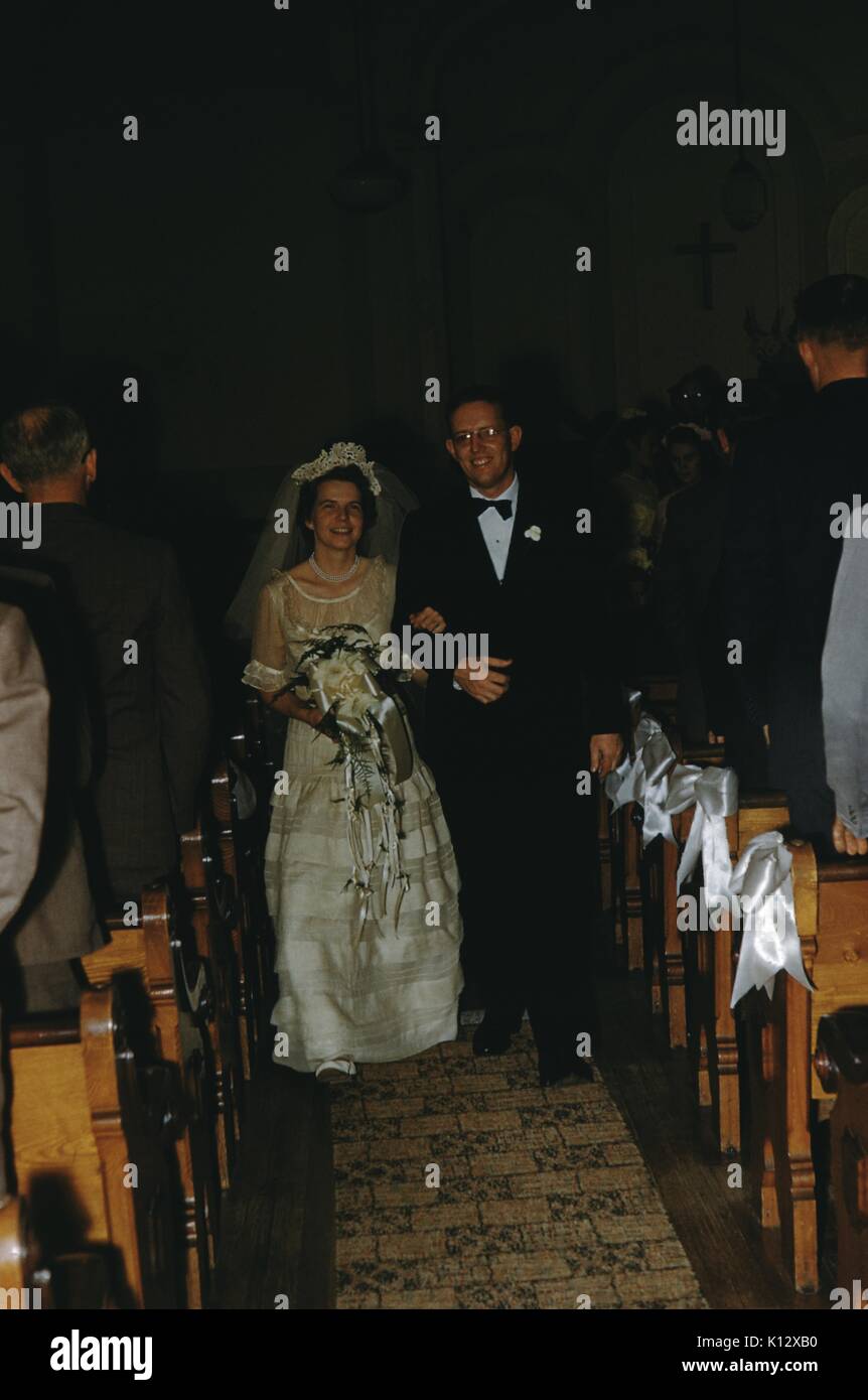 I missionari cristiani a camminare lungo il corridoio durante un matrimonio, 1952. Foto Stock