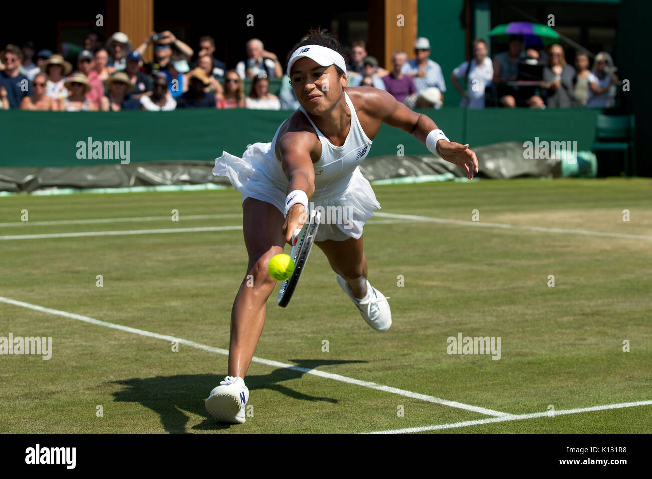 Heather Watson di GB in azione al Ladies' Doubles - campionati di Wimbledon 2017 Foto Stock