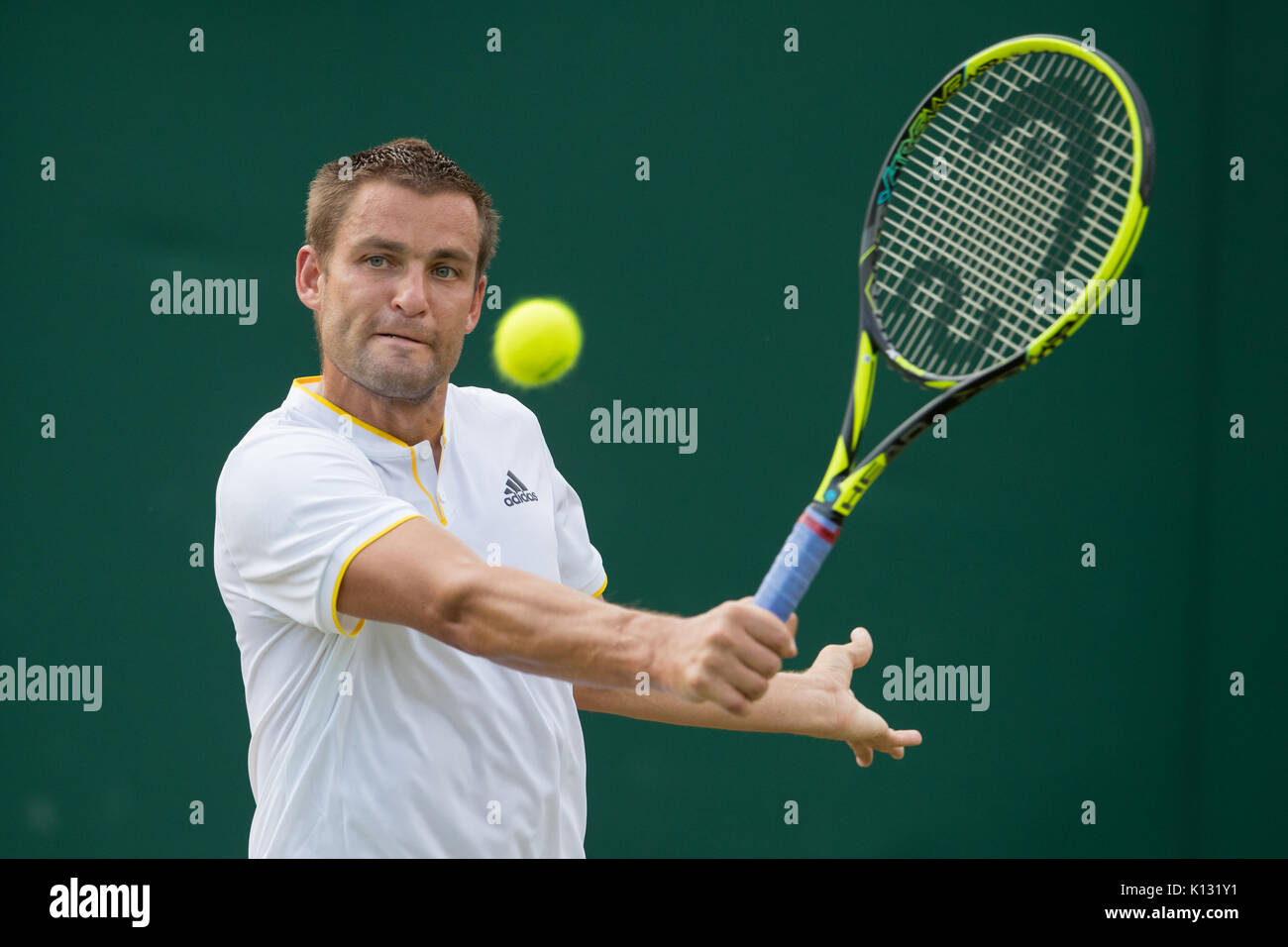 Mikhail YOUZHNY della Russia in azione al singolo maschile - campionati di Wimbledon 2017 Foto Stock