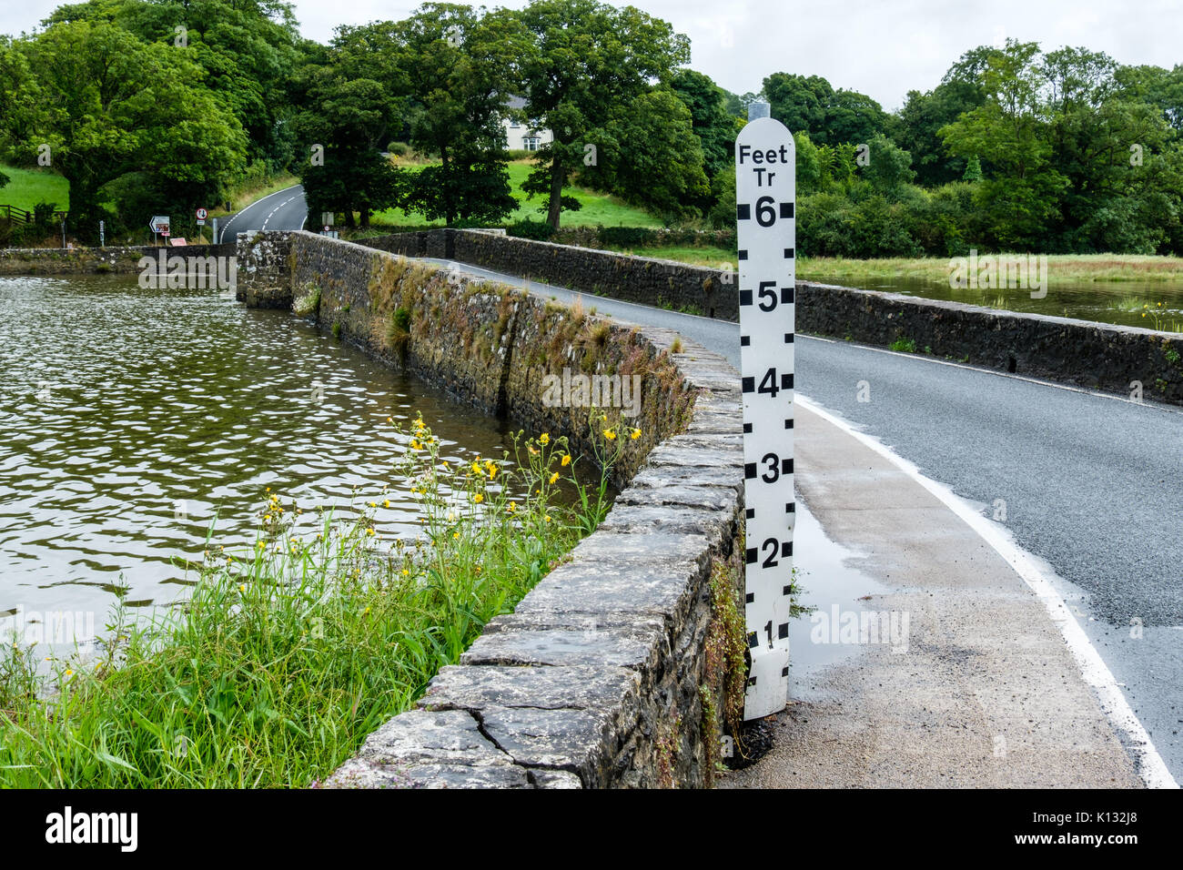 Acqua di inondazione marker al Carew Castle e mulino di marea, Carew, Pembrokeshire, Galles Foto Stock