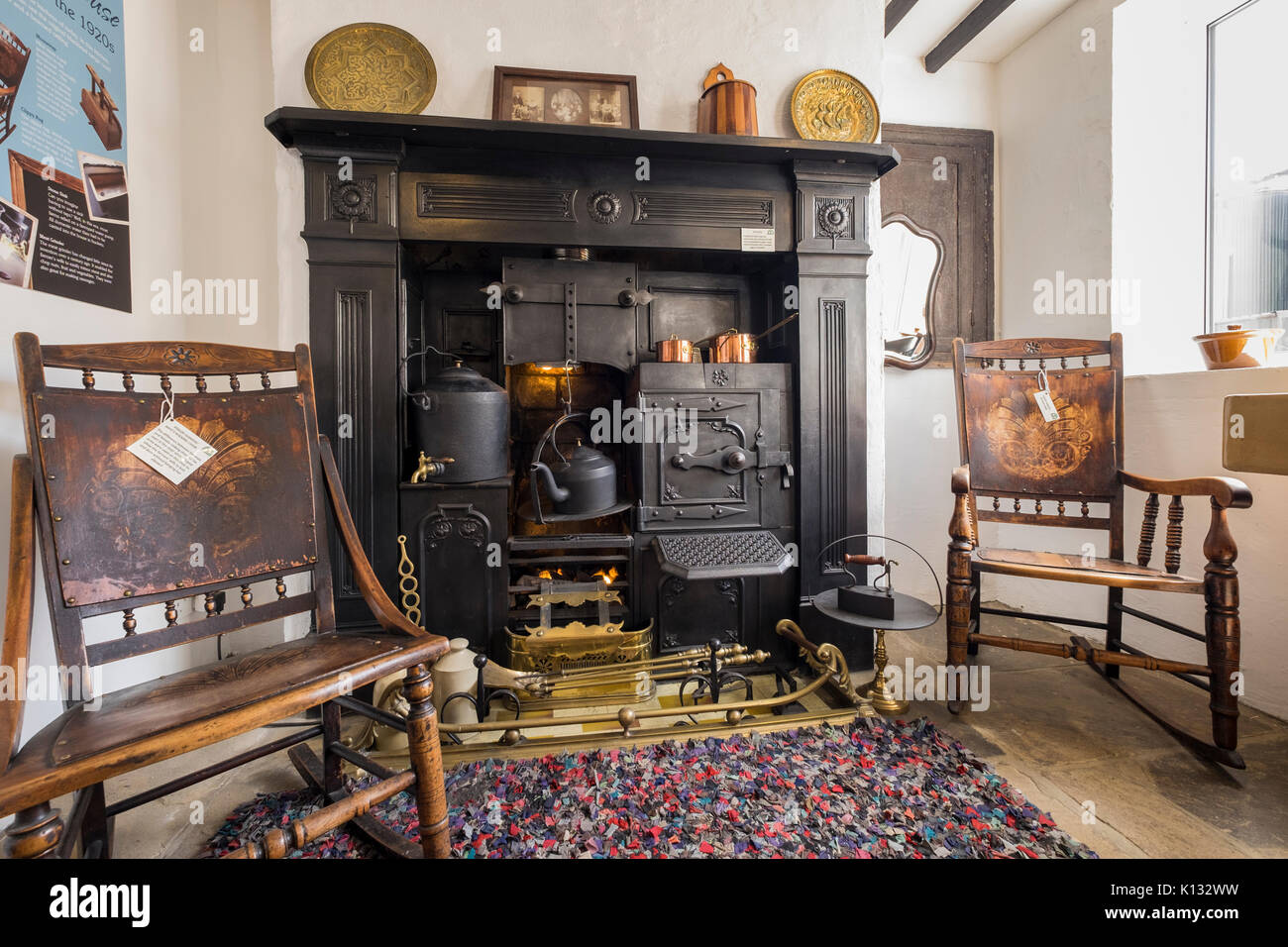 Fattoria tradizionale cucina fire in mostra presso il caseificio di Hawes museum di Hawes, nello Yorkshire, Inghilterra, Regno Unito Foto Stock