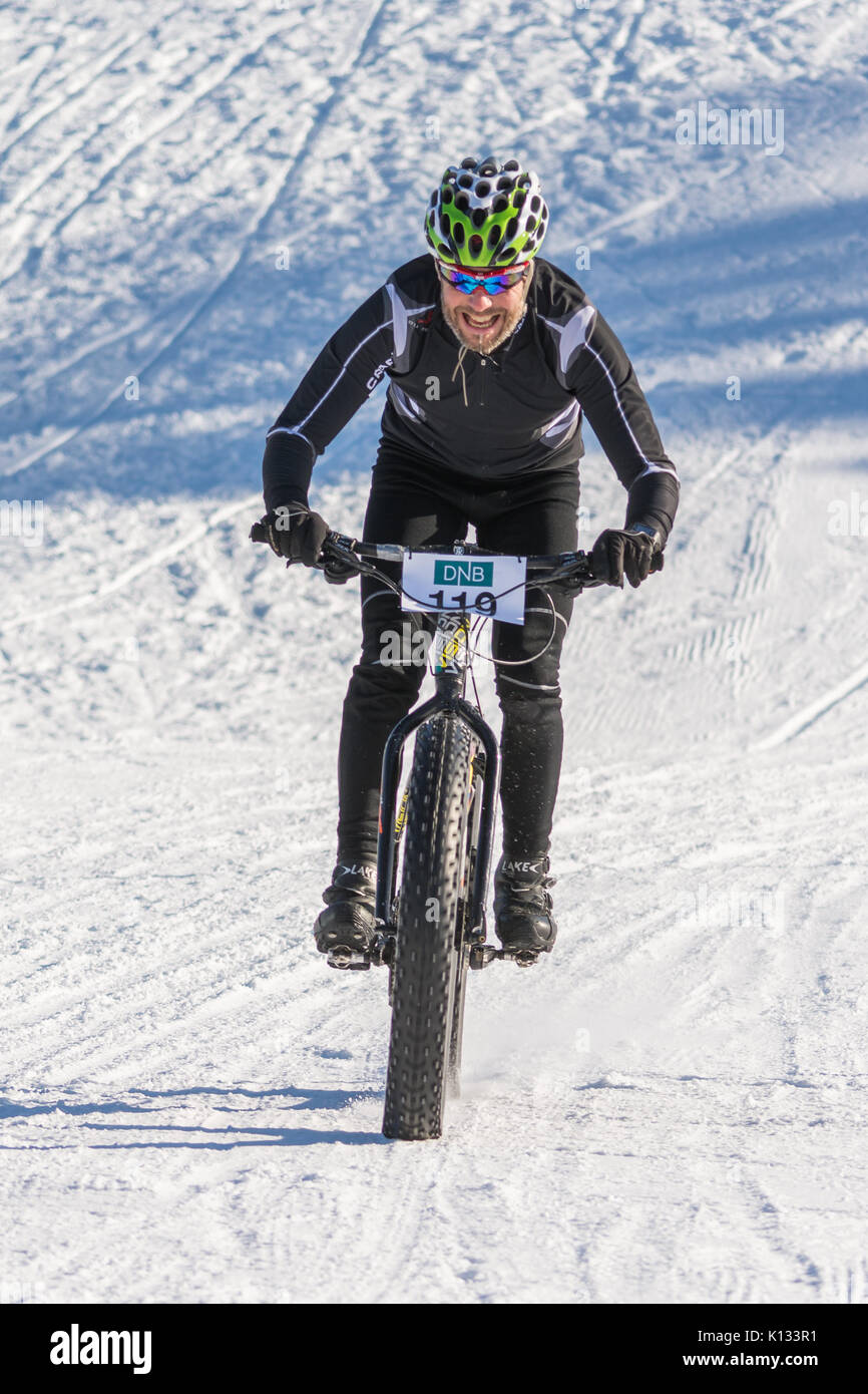 Fatbike, razza, racing, neve inverno artico, Finnmark, Alta, Norvegia, Norge, konkurranse, sykling, vinter Foto Stock