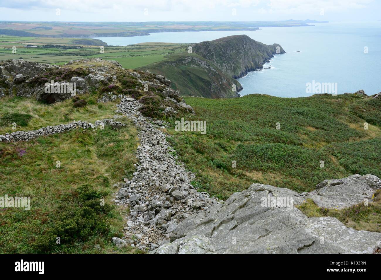 Garn Fawr uno dei migliori Età del Ferro fortezze di pietra in Gran Bretagna Strumble Head Pembrokeshire Coast National Park Galles Cymru REGNO UNITO GB Foto Stock