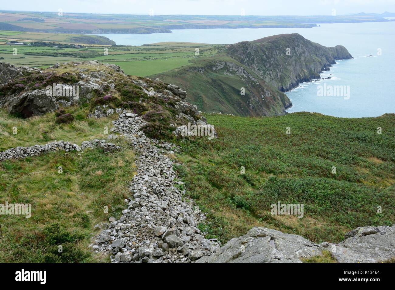 Garn Fawr uno dei migliori Età del Ferro fortezze di pietra in Gran Bretagna Strumble Head Pembrokeshire Coast National Park Galles Cymru REGNO UNITO GB Foto Stock