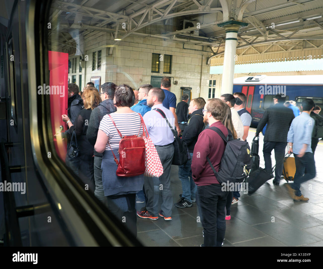 Pendolari in attesa a bordo di un treno intercity di trasporto passando tra Londra Paddington e Swansea presso la Stazione Centrale di Cardiff Wales UK KATHY DEWITT Foto Stock