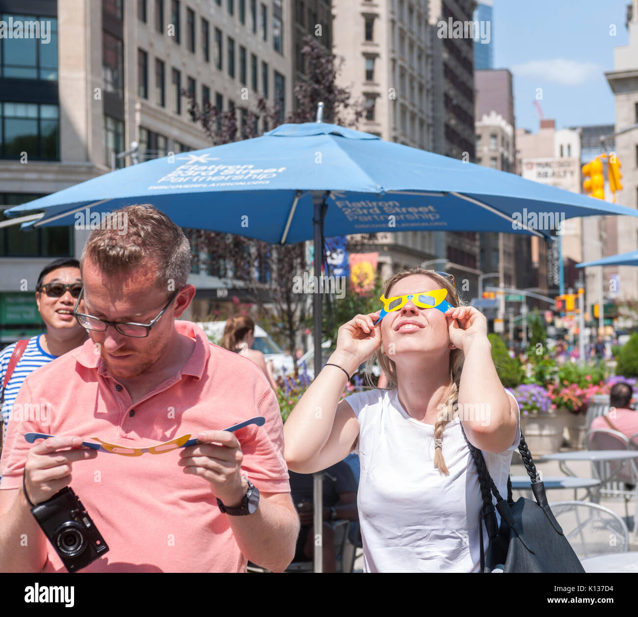 Un gigante di banane gonfiabili sorge in Flatiron Plaza di New York di Domenica, 20 agosto 2017 come parte del "Chiquita Banana Sun' evento di branding. La Chiquita ha rivendicato la banana nastro sagomato del sole causata dall'eclipse e ri-lo si è denominato "Banana Sun", anche sostenendo che essi sono responsabili per l'eclipse. L'ironico branding anche eventi featured free eclipse guardare bicchieri al passante. (© Richard B. Levine) Foto Stock