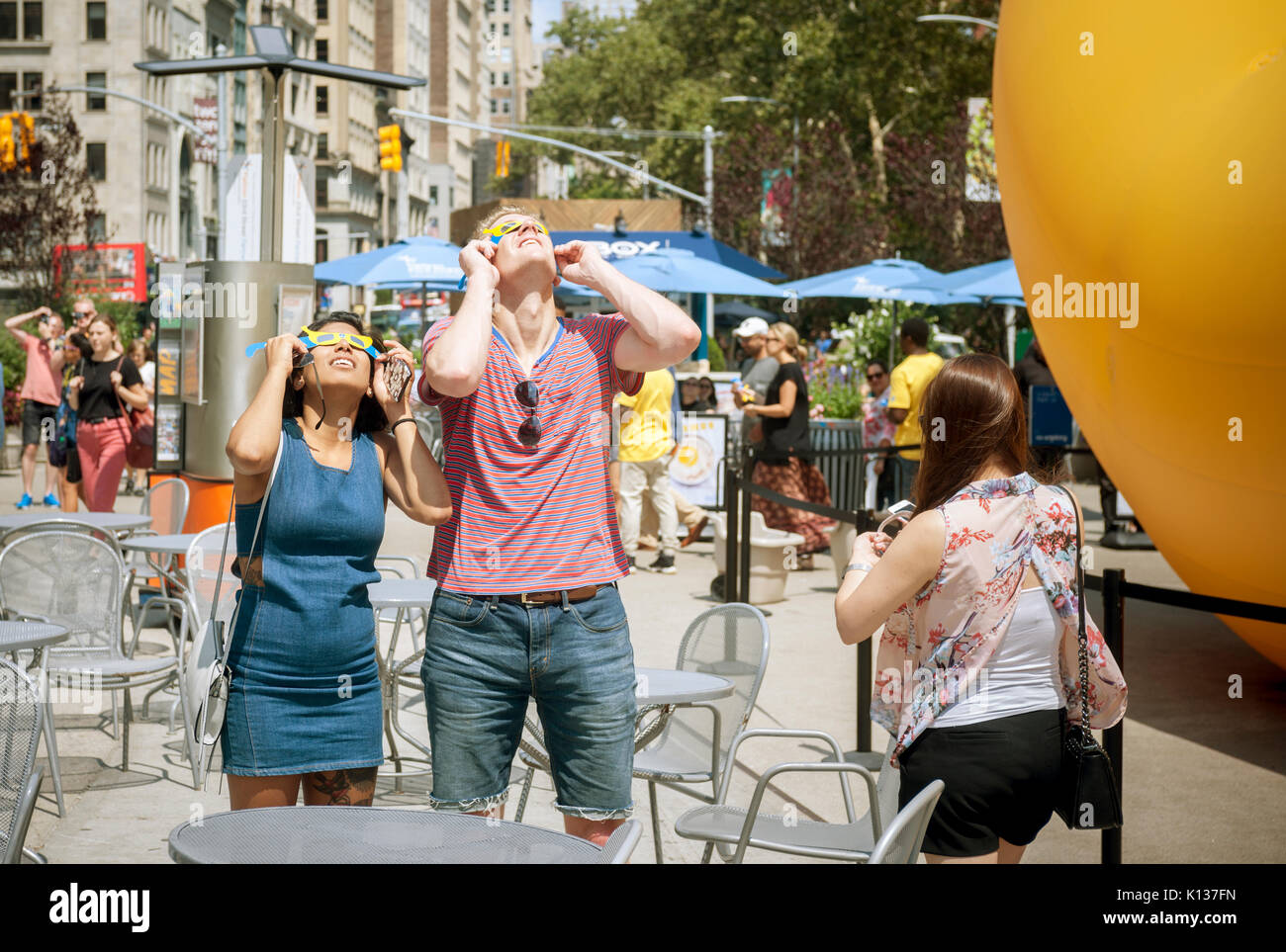 Un gigante di banane gonfiabili sorge in Flatiron Plaza di New York di Domenica, 20 agosto 2017 come parte del "Chiquita Banana Sun' evento di branding. La Chiquita ha rivendicato la banana nastro sagomato del sole causata dall'eclipse e ri-lo si è denominato "Banana Sun", anche sostenendo che essi sono responsabili per l'eclipse. L'ironico branding anche eventi featured free eclipse guardare bicchieri al passante. (© Richard B. Levine) Foto Stock