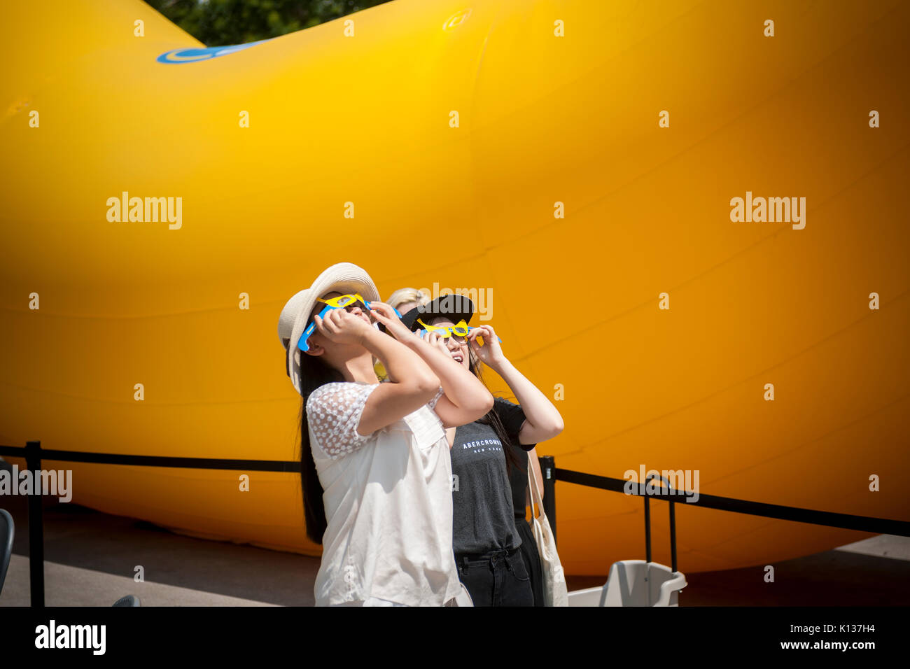 Un gigante di banane gonfiabili sorge in Flatiron Plaza di New York di Domenica, 20 agosto 2017 come parte del "Chiquita Banana Sun' evento di branding. La Chiquita ha rivendicato la banana nastro sagomato del sole causata dall'eclipse e ri-lo si è denominato "Banana Sun", anche sostenendo che essi sono responsabili per l'eclipse. L'ironico branding anche eventi featured free eclipse guardare bicchieri al passante. (© Richard B. Levine) Foto Stock