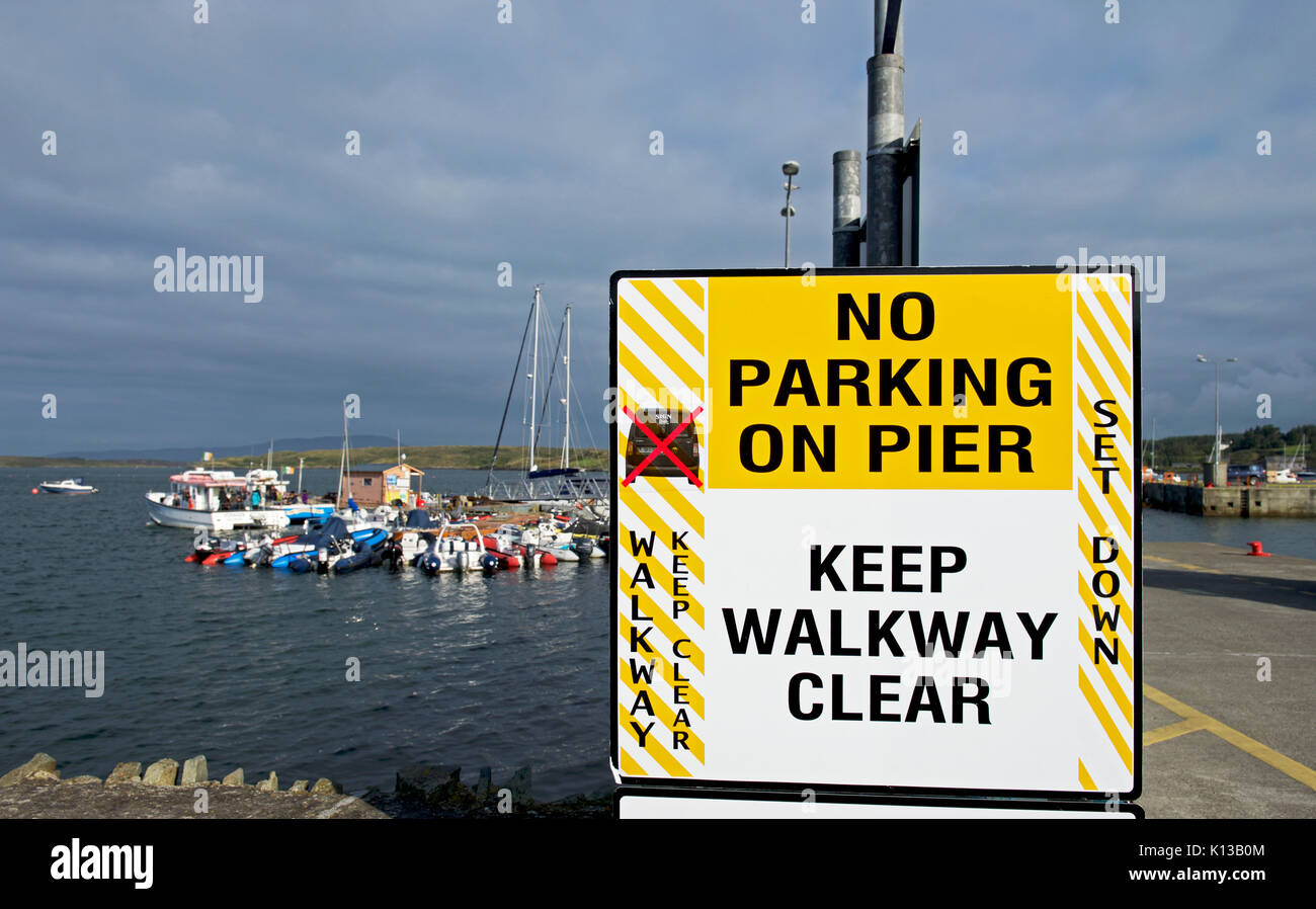 Segno - No parking sul molo - il porto di Baltimora, County Cork, Irlanda, Irlanda del Sud Foto Stock