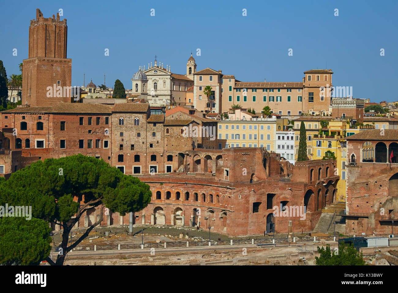 Il panorama del mercato Troyan, parte del foro romano, con una torre di polizia in background in estate il giorno di sole Foto Stock