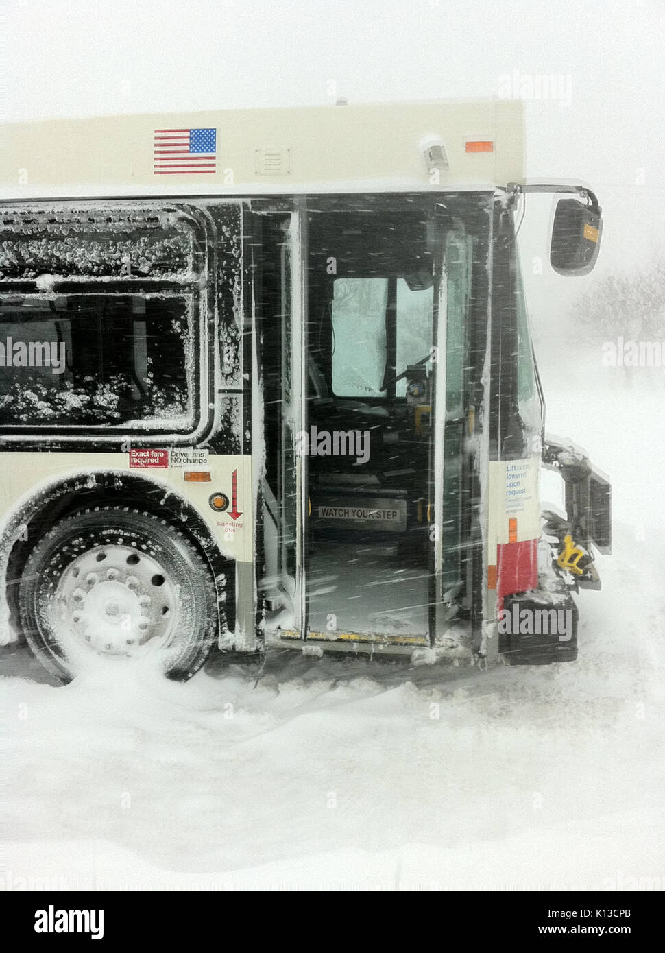 Abbandonato CTA Bus sul Lake Shore Drive con porte aperte 2 feb 2011 Foto Stock