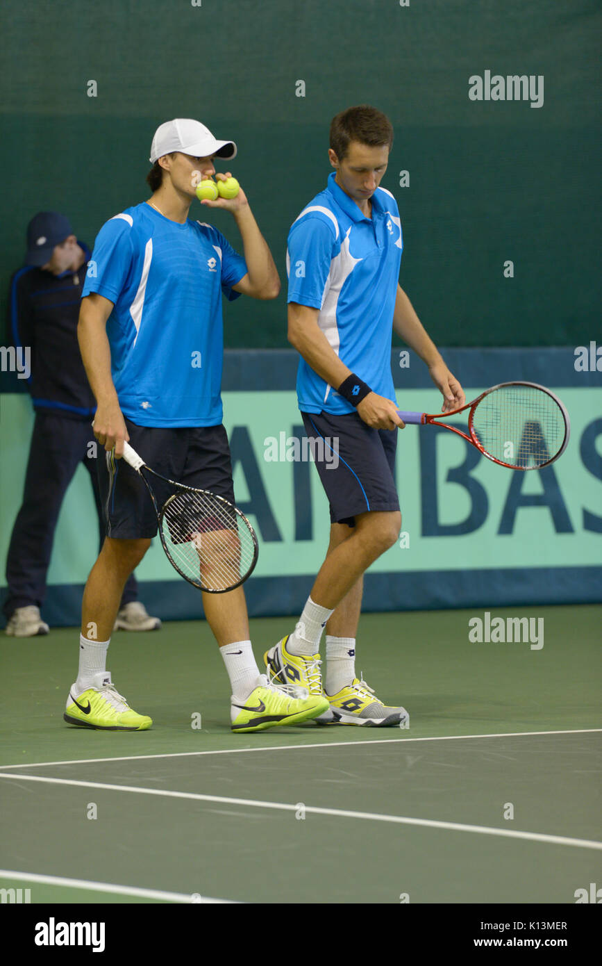 Dnepropetrovsk, Ucraina - Aprile 6, 2013: Sergey Stakhovsky (sinistra) e Denis Molchanov, Ucraina in Davis Cup match tra Ucraina e Svezia in Dn Foto Stock