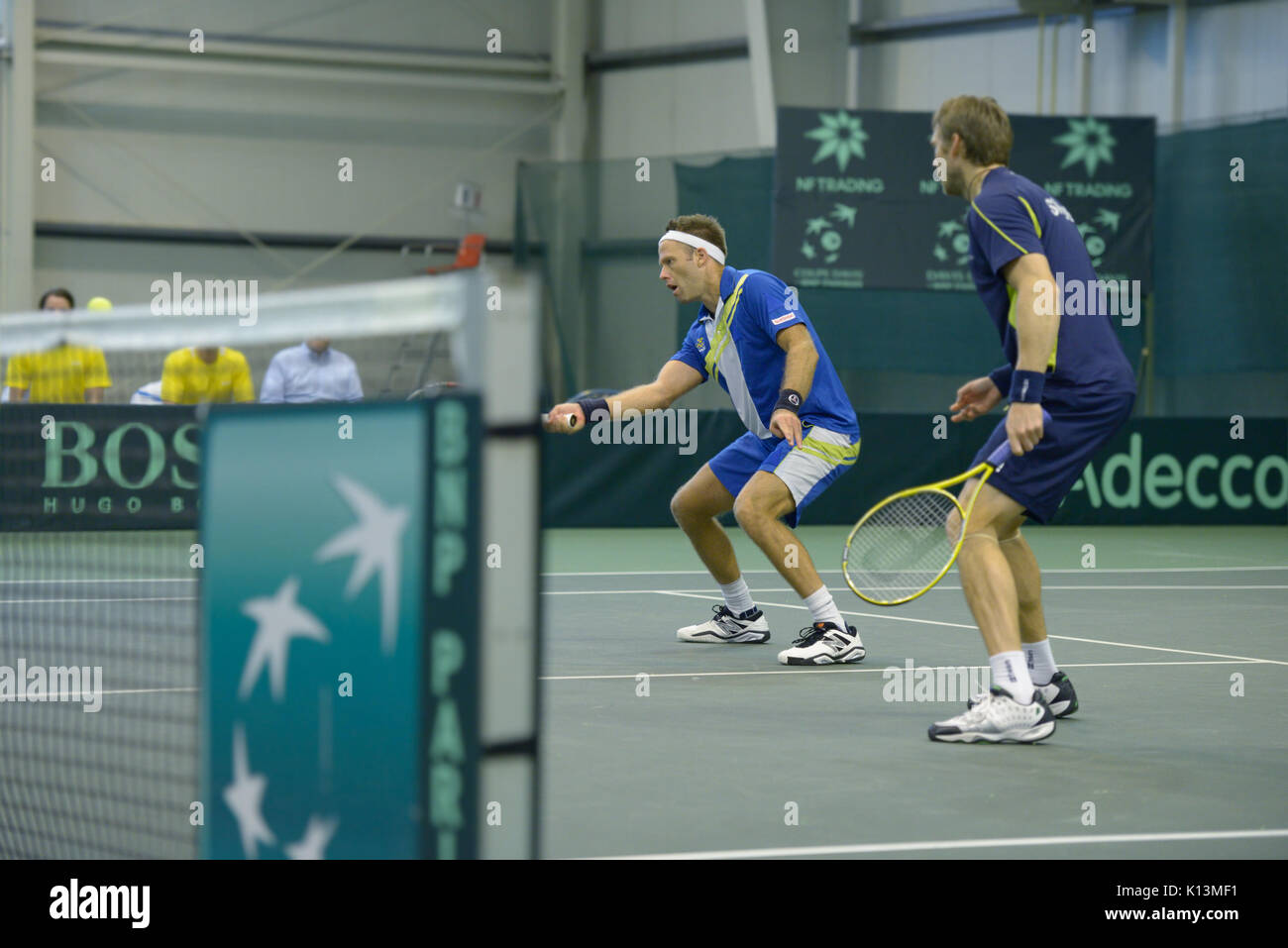 Dnepropetrovsk, Ucraina - Aprile 6, 2013: Robert Lindstedt (sinistra) e Johan Brunstrom, Svezia nella Davis Cup match tra Ucraina e Svezia in Dnep Foto Stock