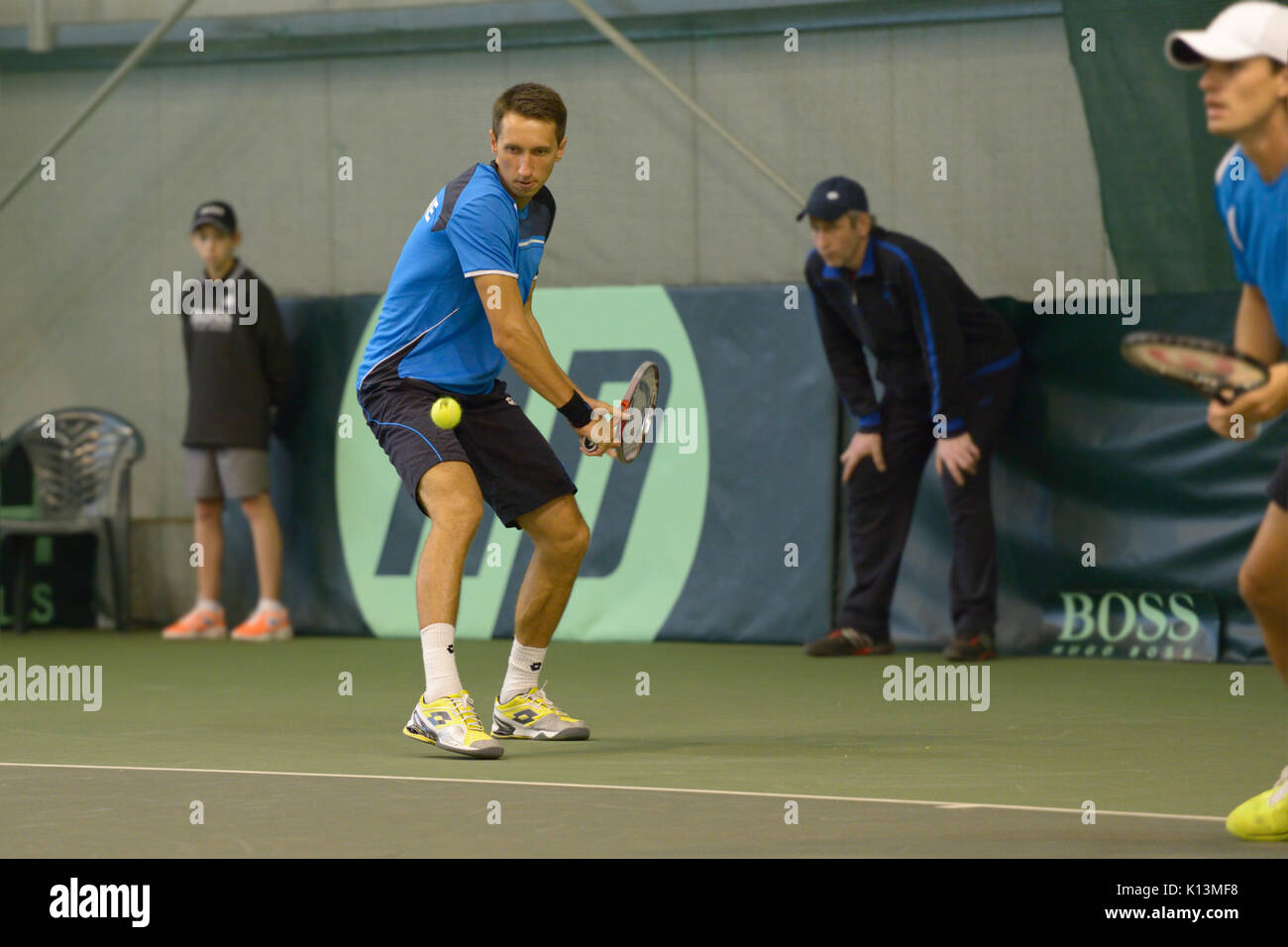 Dnepropetrovsk, Ucraina - Aprile 6, 2013: Sergey Stakhovsky (sinistra) e Denis Molchanov, Ucraina in Davis Cup match tra Ucraina e Svezia in Dn Foto Stock