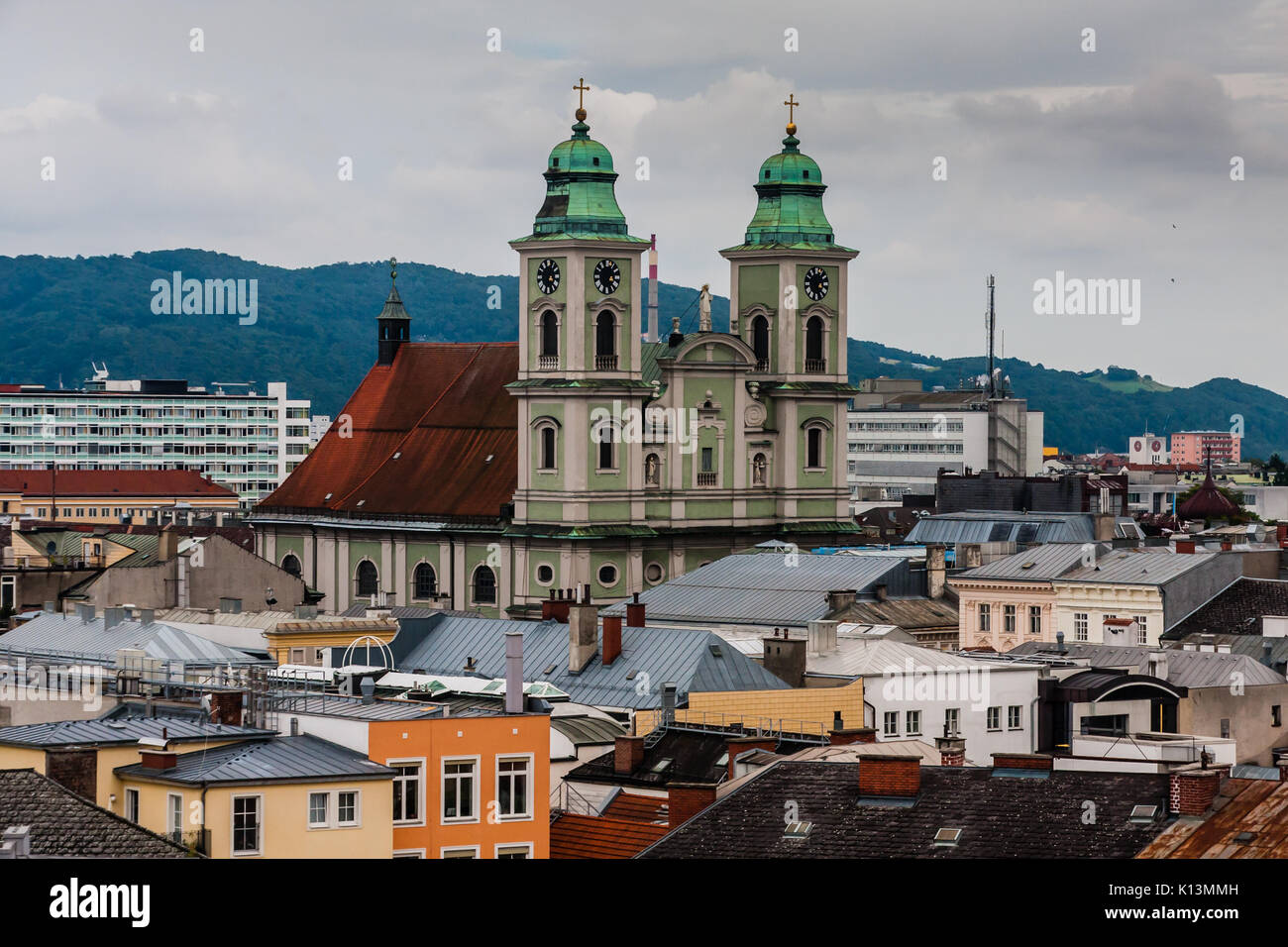 Vista della città di Linz con Alter Dom (la vecchia cattedrale), Linz, Austria Foto Stock