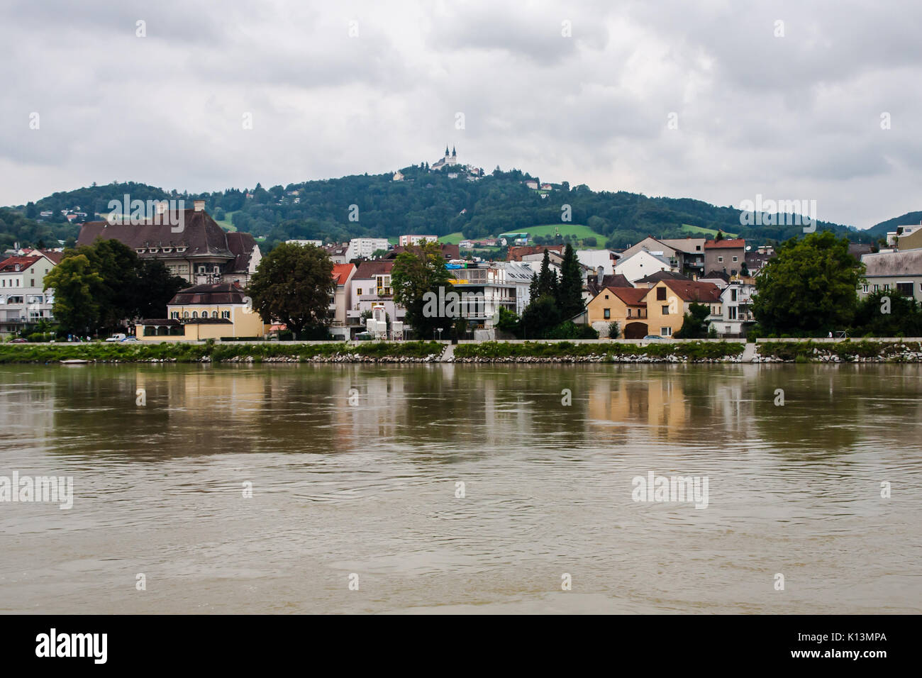 Una vista sulla sponda sinistra del Danubio a Linz vicino Nibelungenbrucke Foto Stock