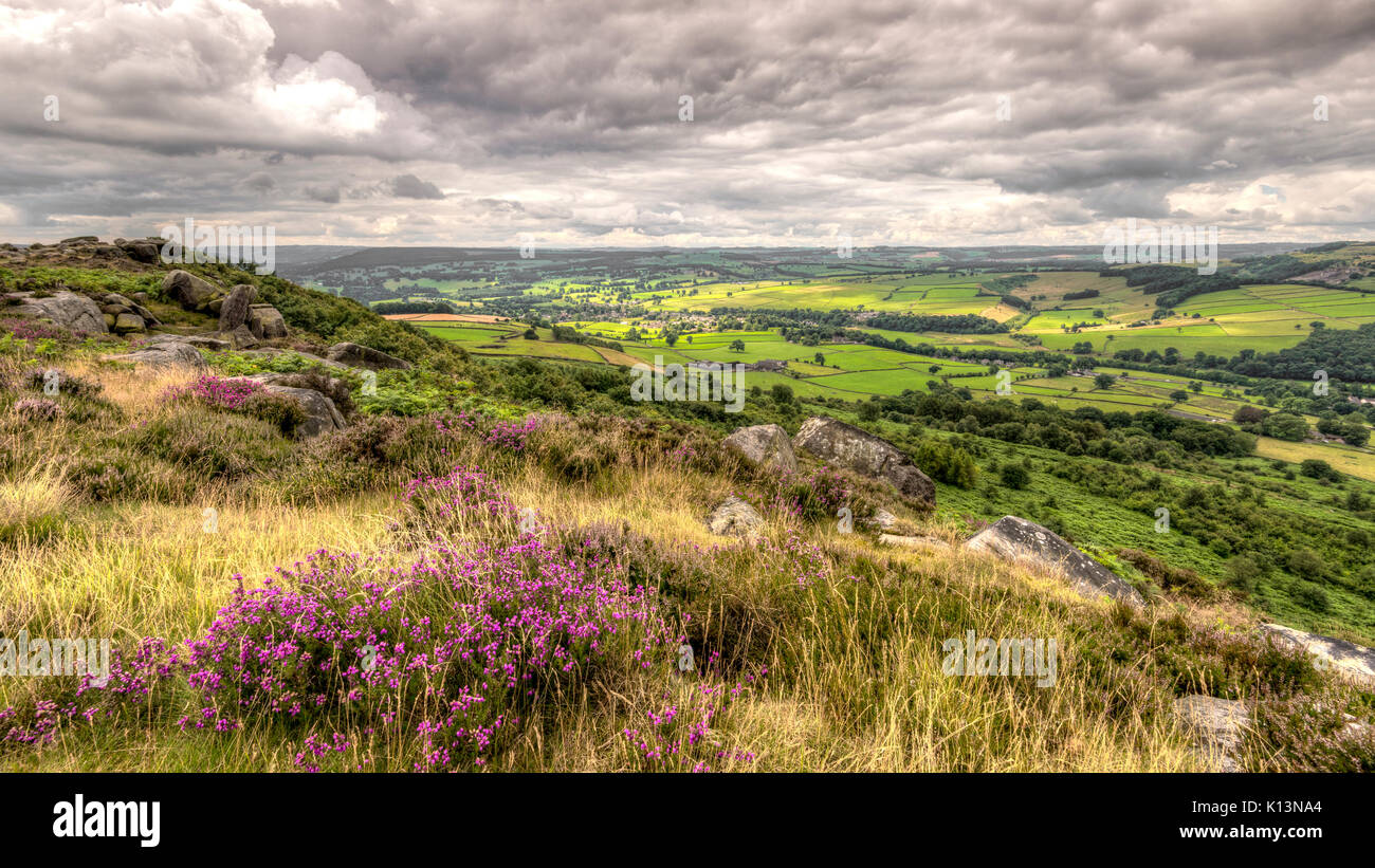 Condizioni atmosferiche variabili nel Peak District, Baslow bordo. Foto Stock