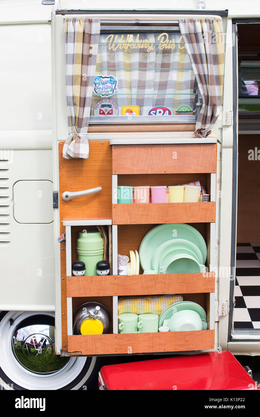 Anni sessanta VW split screen campervan utensili da cucina memorizzato nella porta a un vintage retrò festival. Regno Unito Foto Stock