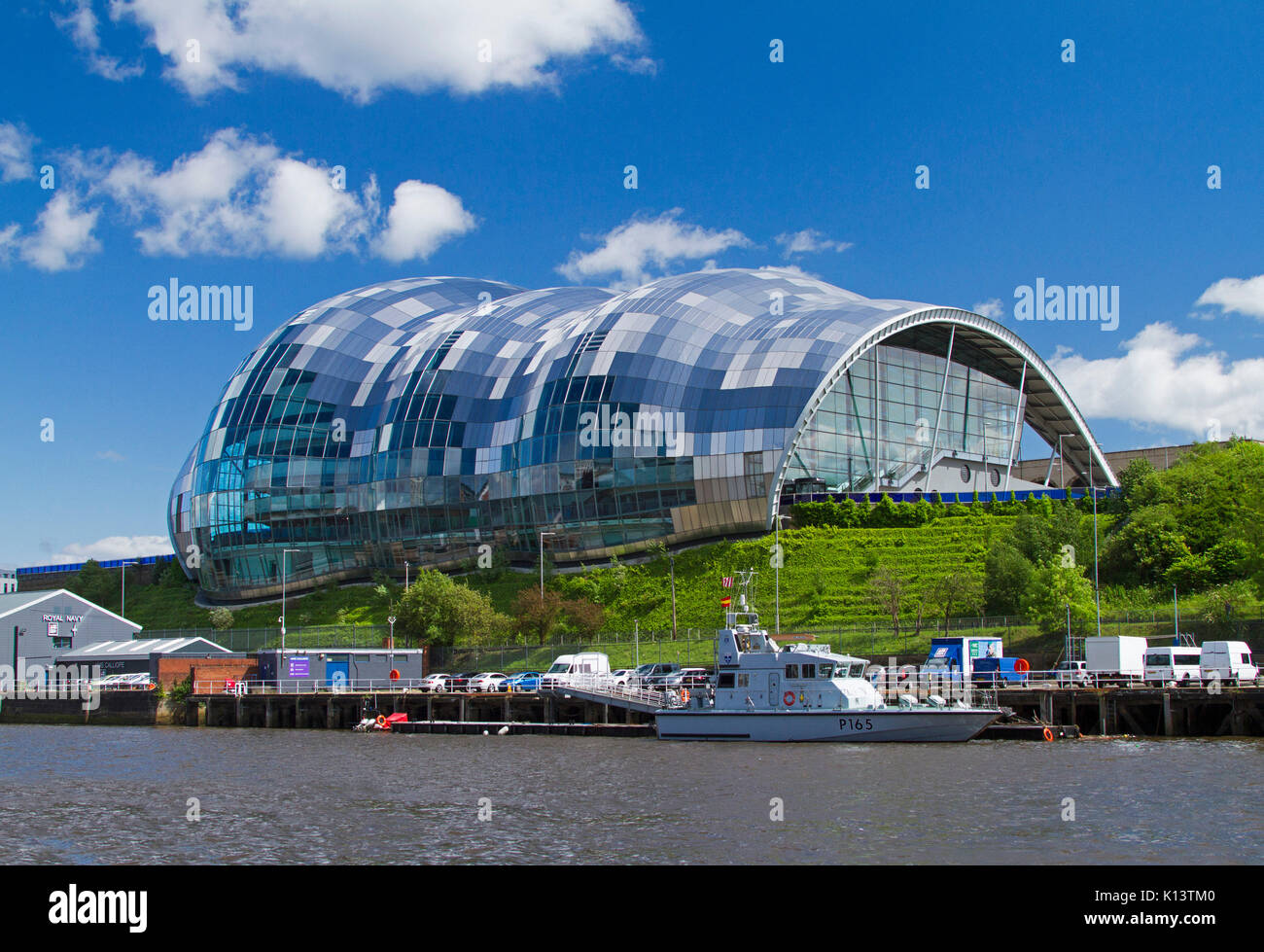 Sage Gateshead entertainment center, imponente edificio di vetro di architettura moderna accanto al fiume Tyne a Newcastle-upon-Tyne, Inghilterra sotto il cielo blu Foto Stock