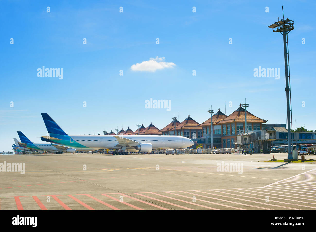Aeroporto Balinese in una luminosa giornata di sole. Isola di Bali, Indonesia Foto Stock