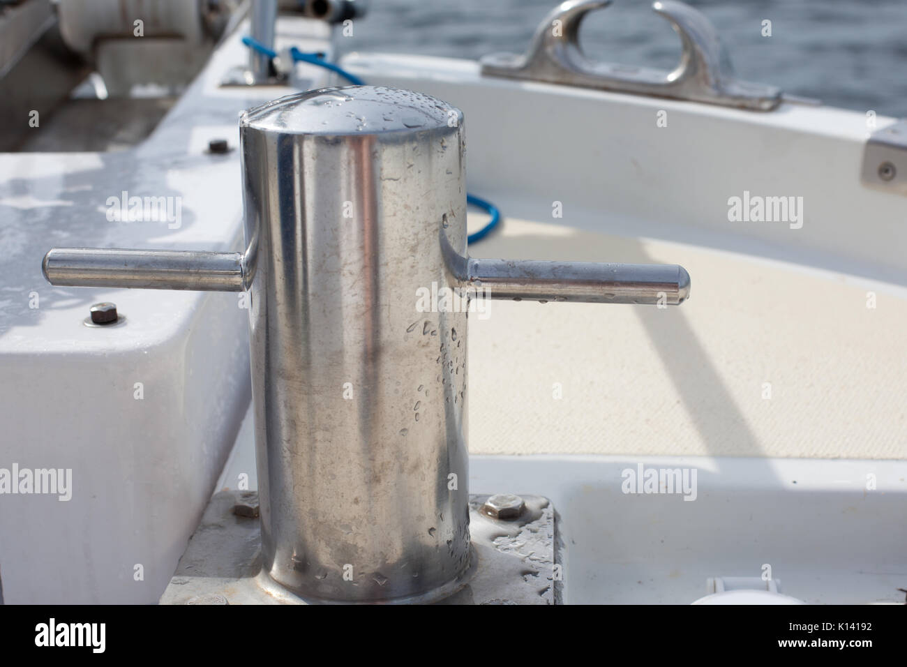 Gancio di metallo per ormeggio sul ponte di una nave Foto stock - Alamy