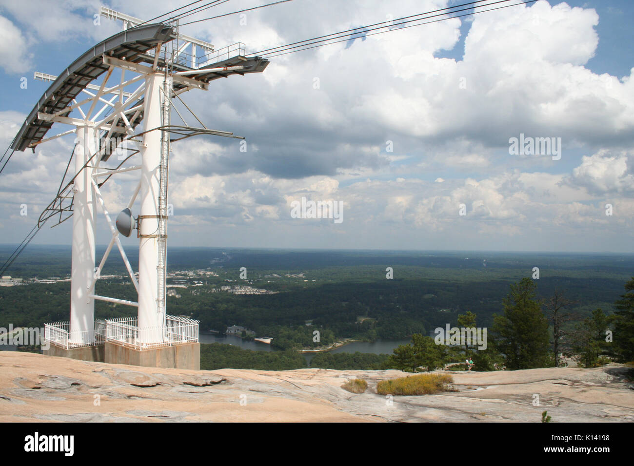 Vista panoramica di una macchina di cavo di sollevamento carrello sulla parte superiore della Stone Mountain Park, Georgia, U.S.A. Foto Stock
