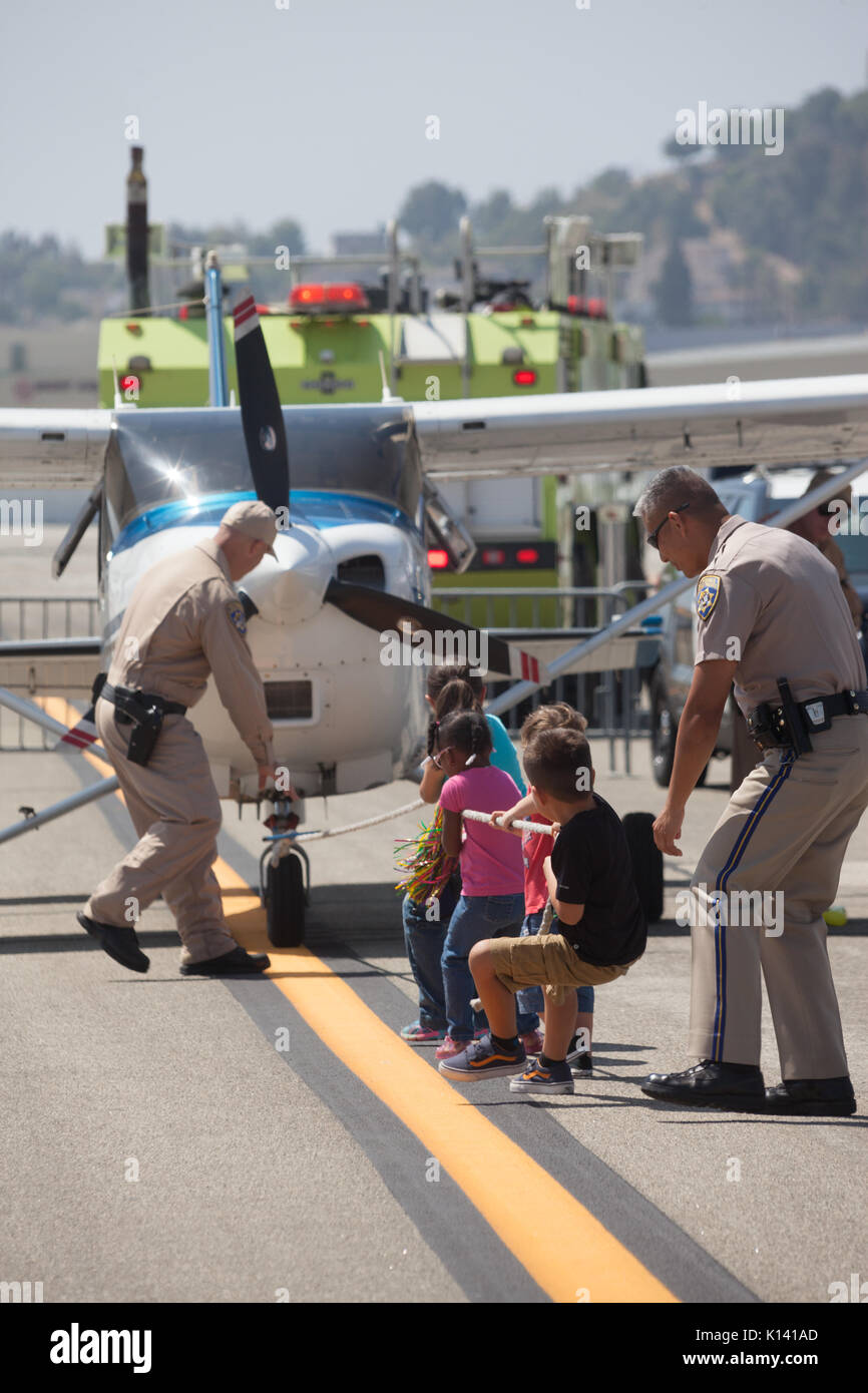 19 agosto 2017 - I bambini hanno un piano tirare verso di loro supervisionati dalla California Highway Patrol presso le Olimpiadi Speciali Southern California piano Foto Stock