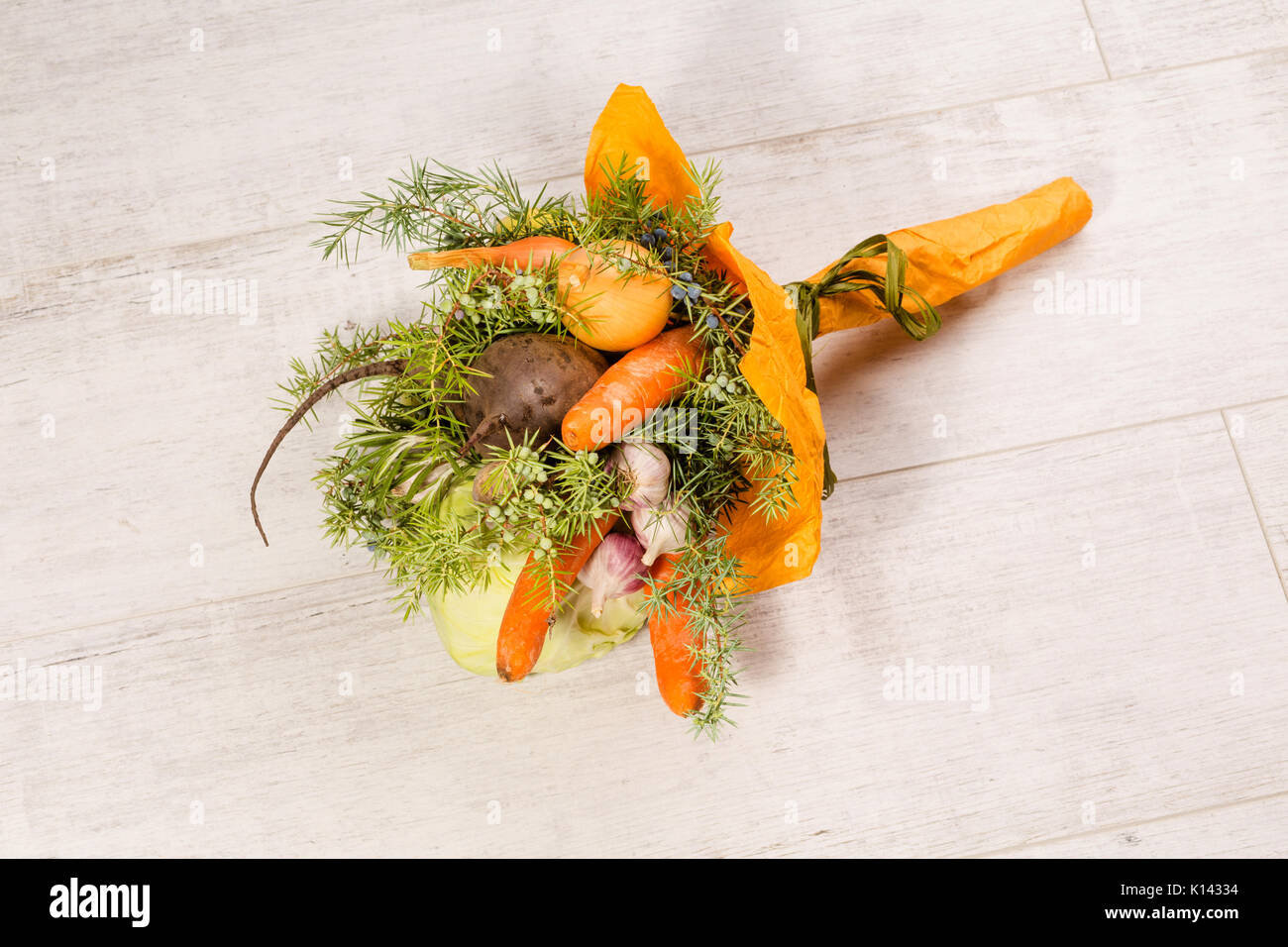 Composizione Unasual di ortaggi in arancione incarto. Foto Stock