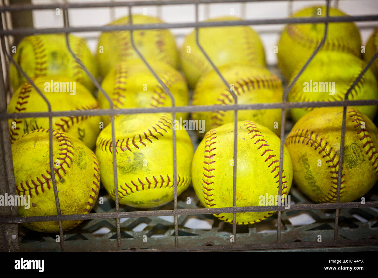 Cesto pieno di baseballs vintage Foto Stock
